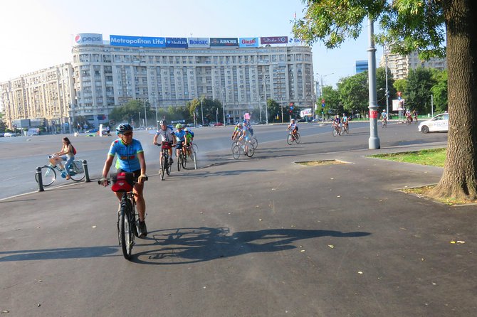 Bucarest à vélo - House of the Free Press: reading communism-era architecture