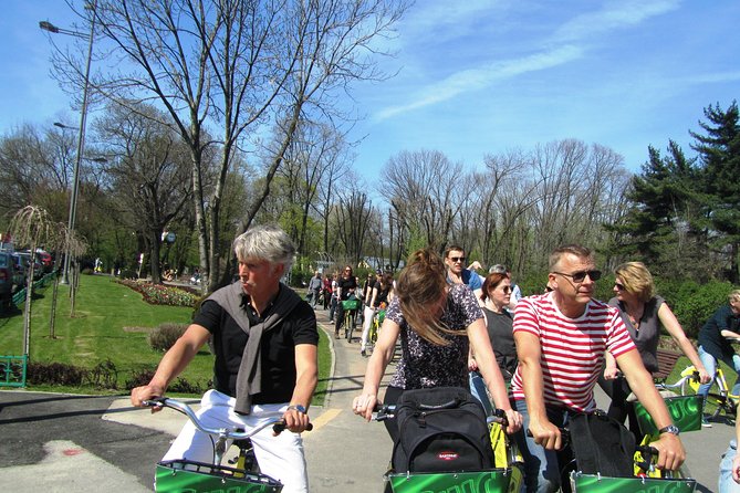 Bucarest à vélo - Piaka Revolukiei: the end of communism as a city landmark