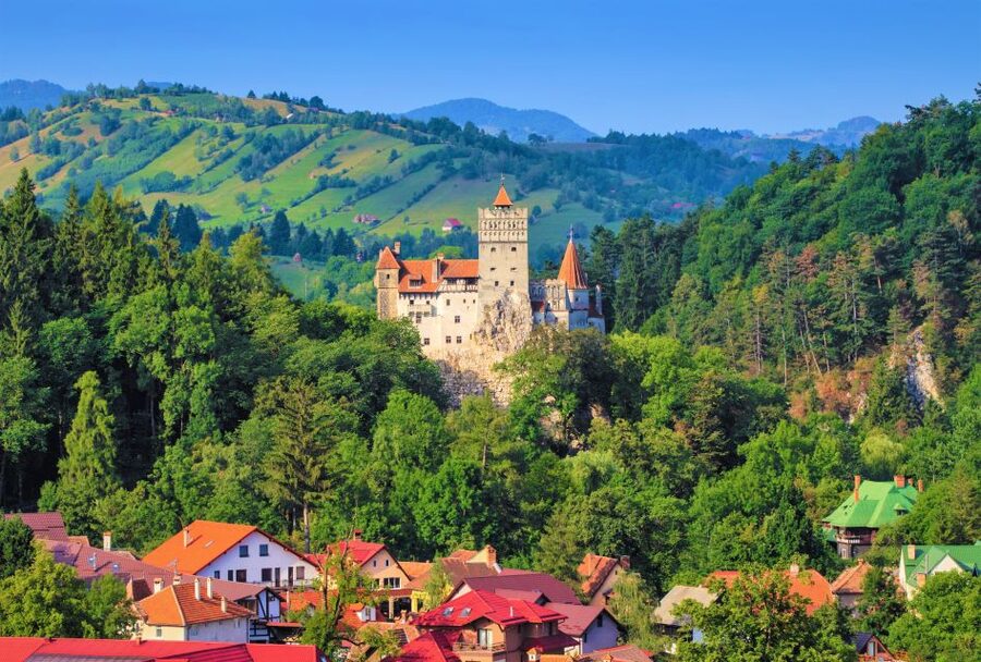 Bucharest: Dracula Castle, Peles Castle & Brasov Old Town - Getting Ready: Meeting Point, What to Bring, and Winter Paths