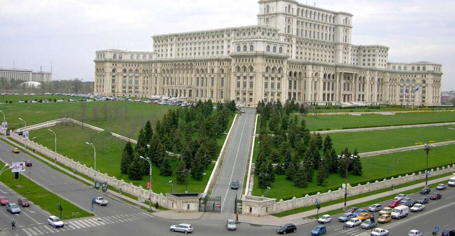 Bucharest: Half-Day Sightseeing Tour - Free Press Square and the Arch of Triumph: a strong opening