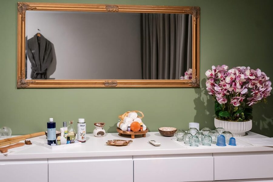 Bucharest: Harmony Wellness Center Massage Treatments - A 60-Minute Massage Reset in Central Bucharest
