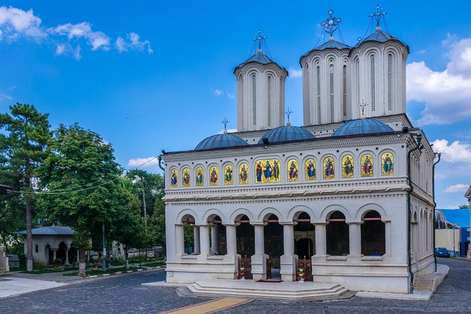 Bucharest Must See Walking Tour - A break in Universitate: cakes, coffee, and the oldest cafe feel