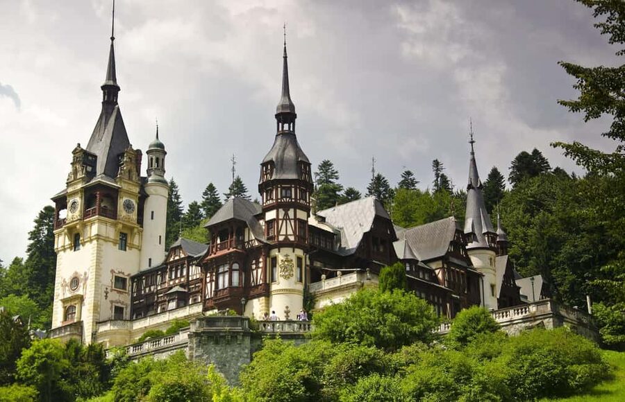 Bucharest: Peles Castle, Bran Castle & Brașov Day Tour - Bran Castle: Dracula legend meets a real fortress on a rocky cliff