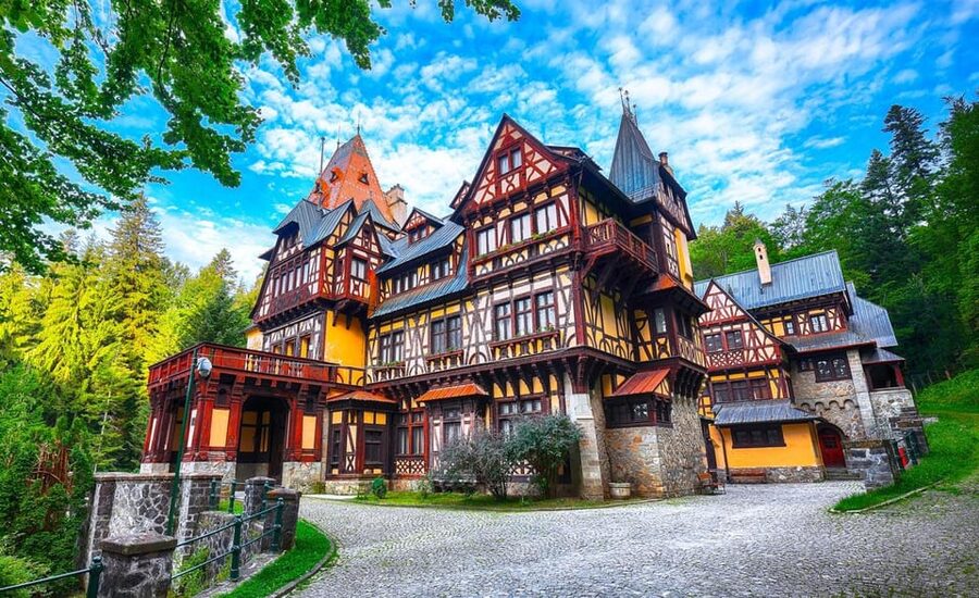 Bucharest: Peles Castle, Bran Castle, & Brasov Old Town Tour - Key Points That Make This Day Trip Worth It