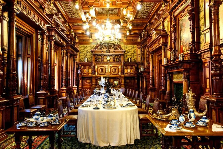 Bucharest: Peles Castle, Bran Castle, & Brasov Old Town Tour - Bran Castle and Dracula: The Legend Meets Border Reality