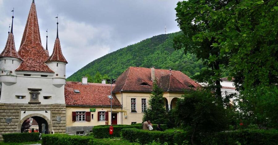 Bucharest: Peles Castle, Dracula's Castle and Brasov Tour - Brasov in 2.5 hours, cobblestones, towers, and the Black Church