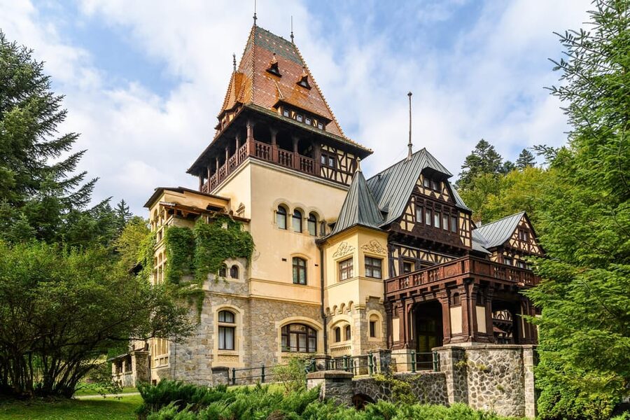 Bucharest: Peles & Dracula's Castle and Brasov Full-Day Trip - Peleș Castle: why it feels like a fairy tale, and what you should focus on