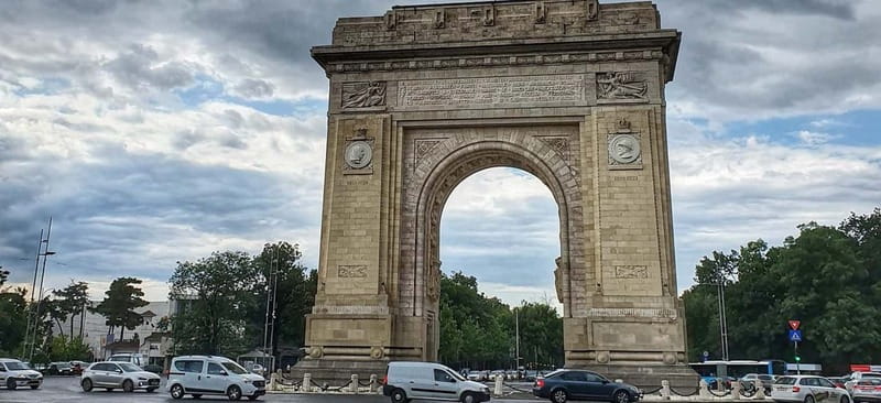 Bucharest Private City Tour 4h with Hotel Pickup & Drop-Off - Hotel pickup, Wi-Fi, and guides who manage the day