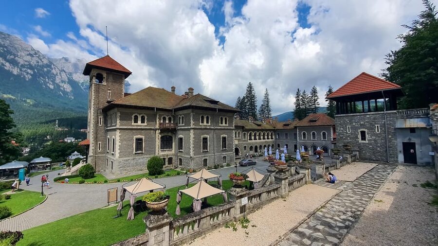 Bucharest : Wednesday, Dracula & Peles 3 Castles Tour 1 Day - How the Guides and Audio Works (and Why It Matters)