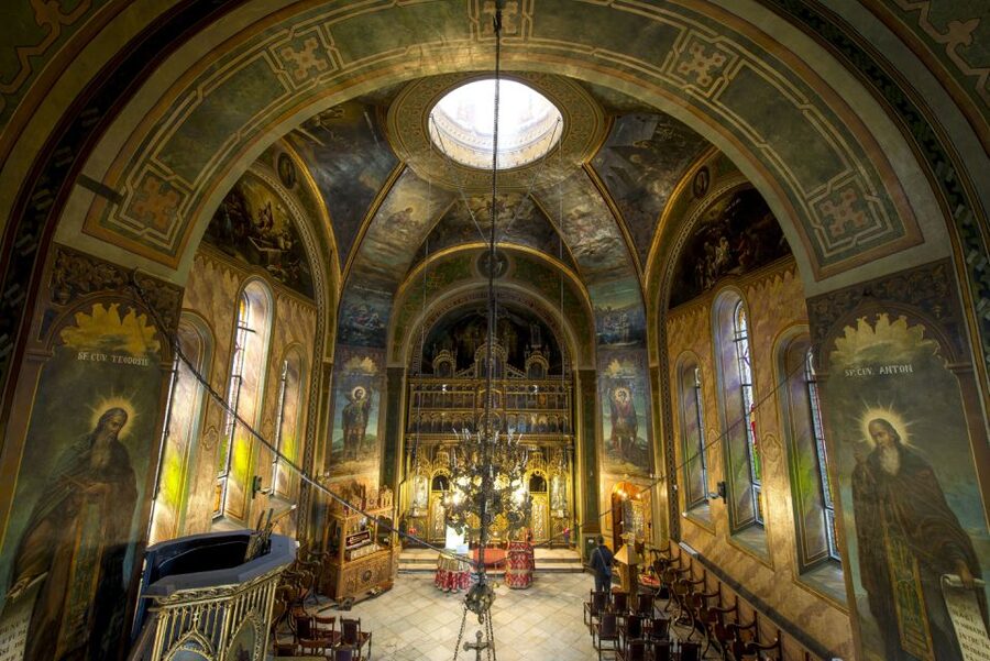 Eastern Orthodox Church Art in Bucharest - Meeting by the Anton icon shop: the start that sets your mindset