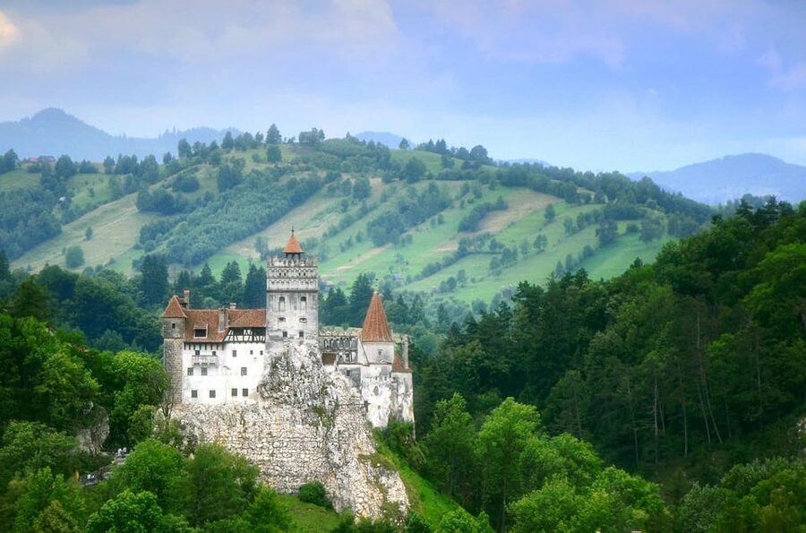 Minivan 8: Peles & Dracula's Castle and Brasov Full-Day Trip - Brașov Old Town Walking Tour and the Black Church Stop