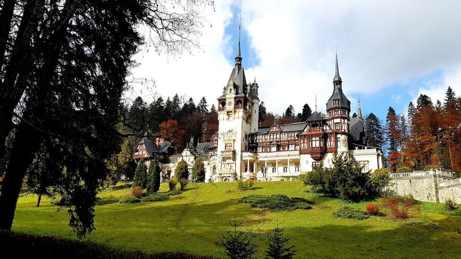 Peleș Castle, Bran Castles and Brasov City - Private Tour - Peles Castle, royal elegance with real architectural details
