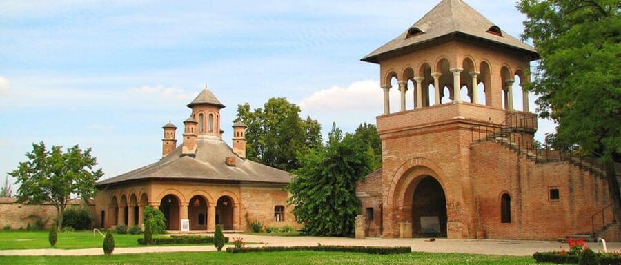 Private Tour from Bucharest to Dracula's tomb and Mogosoaia - What you should look for during your guided hour at Snagov