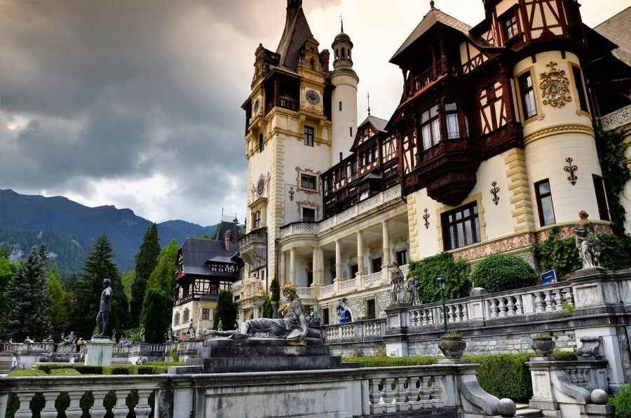 Sinaia: Peleș Castle Tour with An Expert Guide - Meeting Peleș Castle in Sinaia, and what a 1-hour visit really means
