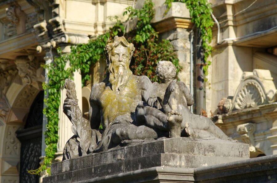 Sinaia: Peleș Castle Tour with An Expert Guide - Should you book the Peleș Castle guided tour?